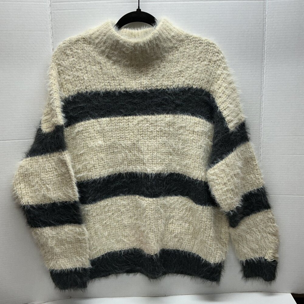 💙POL SWEATER SMALL GRAY/IVORY PTP25" ❤️ OFFERS!